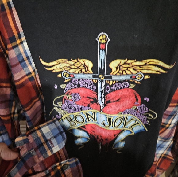 upcycled Bon Jovi tee with flannel sleeves 🎸🎸 - Picture 3 of 5
